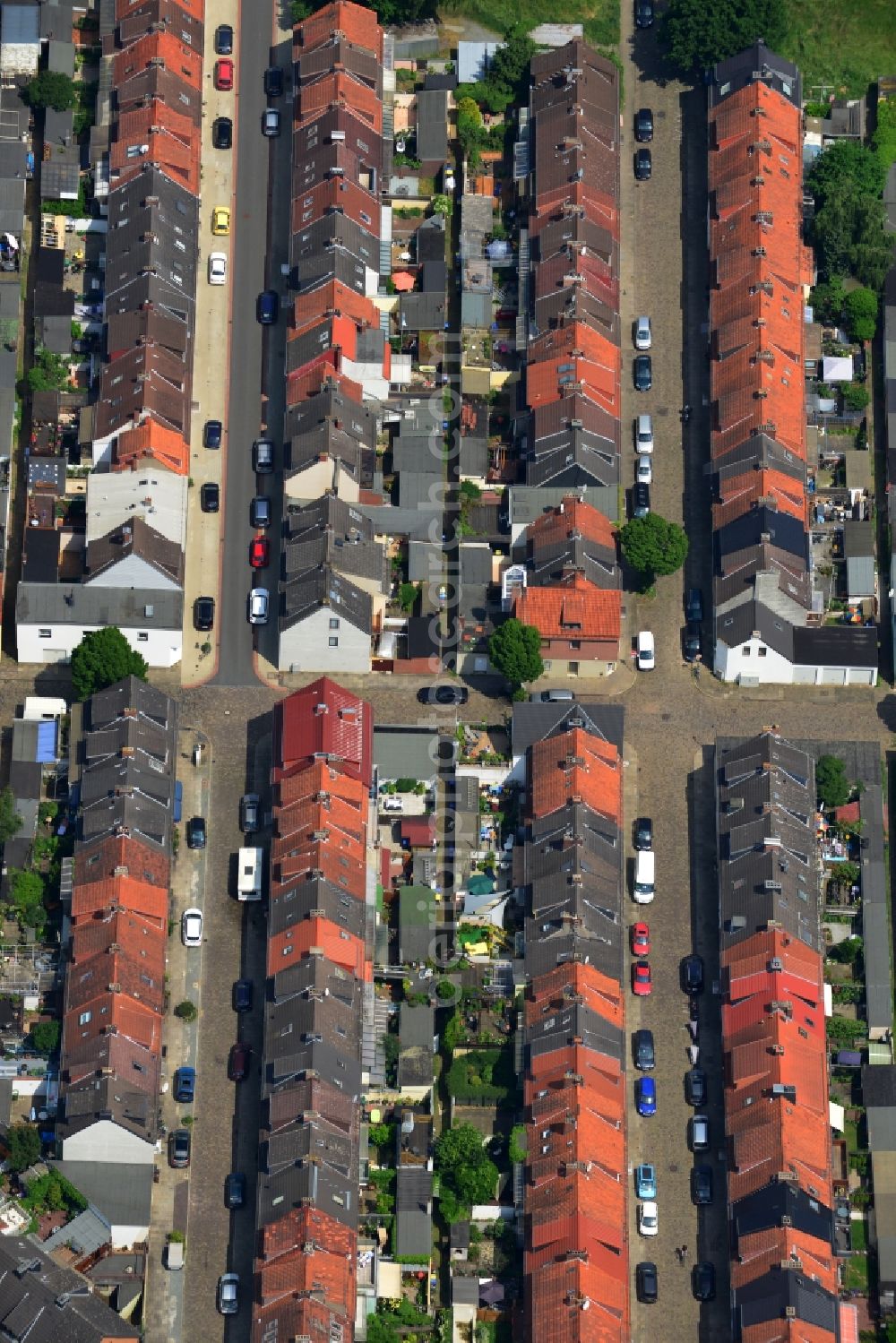 Bremen from the bird's eye view: Townhouse-colony in a residential street in the Westend district of Bremen