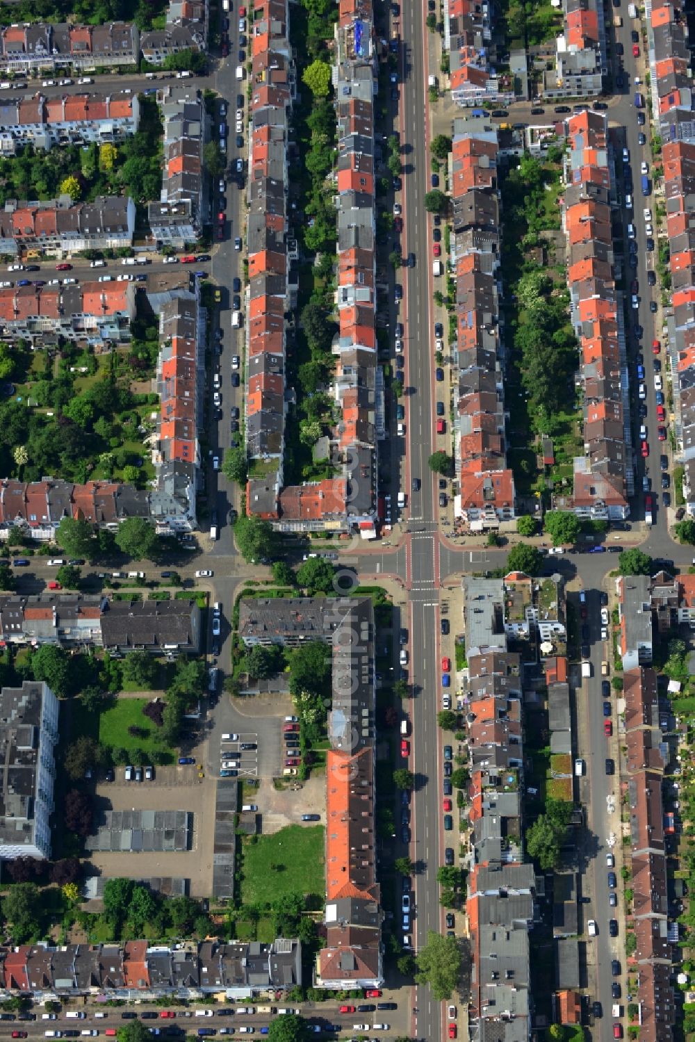 Bremen from above - Townhouse-colony in a residential street in the Neustadt district of Bremen