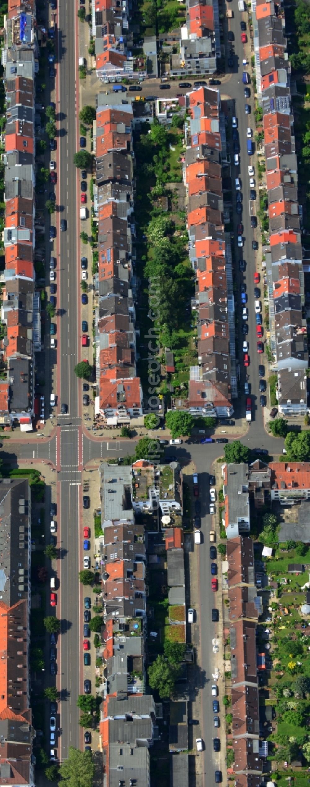 Bremen from the bird's eye view: Townhouse-colony in a residential street in the Neustadt district of Bremen