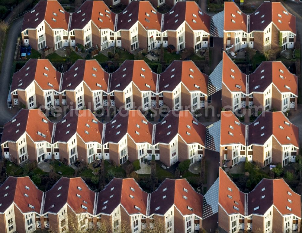 Aerial photograph Mülheim - Townhouse-residential area settlement in Mülheim in the state of North Rhine-Westphalia