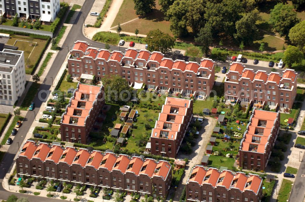 Berlin from above - Blick auf einen Teil der Terrassen- und Reihenhäuser am Rummelsburger Ufer, die Bestandteil des New Rummelsburg sind. Alle Häuser sind giebelständige Reihenhäuser mit Dachterrassen, die im Baugruppenverfahren errichtet wurden und auch einen gemeinschaftlichen Hain mit einschließen. Nur die westlich befindliche Hildegard-Marcusson-Straße trennt die Anlage von den rummelsburger Knabenhäusern. Es ist ein Projekt der KELLER & PUDRITZ Projektentwicklungs GmbH. Kontakt: