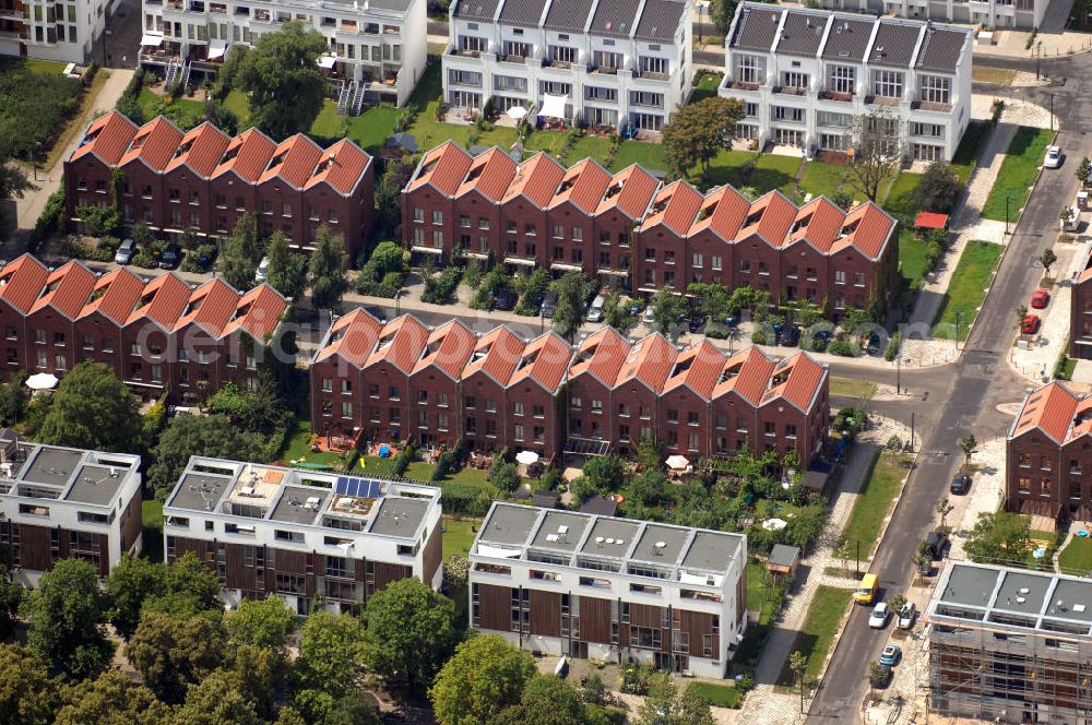 Berlin from the bird's eye view: Blick auf einen Teil der Terrassen- und Reihnhäuser am Rummelsburger Ufer, die Bestandteil des New Rummelsburg sind. Alle Häuser sind giebelständige Reihenhäuser mit Dachterrassen, die im Baugruppenverfahren errichtet wurden und auch einen gemeinschaftlichen Hain mit einschließen. Diese Backsteingebäude werden dabei von einer Reihe schwarz-weißer Atelierhäuser umschlossen. Es ist ein Projekt der KELLER & PUDRITZ Projektentwicklungs GmbH. Kontakt: