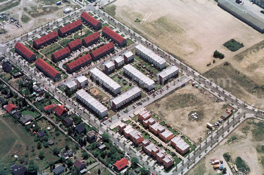 Berlin from the bird's eye view: The terraced houses on Eisfalterweg and Zitronenfalterweg is located directly on the federal road B1 - B5 in Berlin-Biesdorf