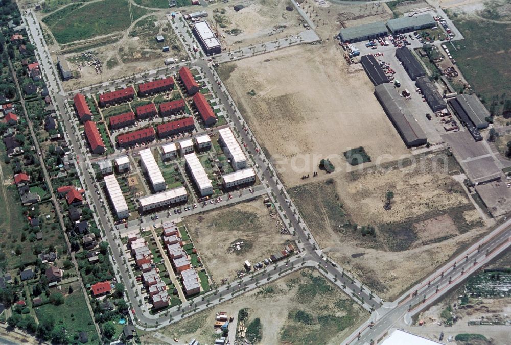 Aerial image Berlin - The terraced houses on Eisfalterweg and Zitronenfalterweg is located directly on the federal road B1 - B5 in Berlin-Biesdorf