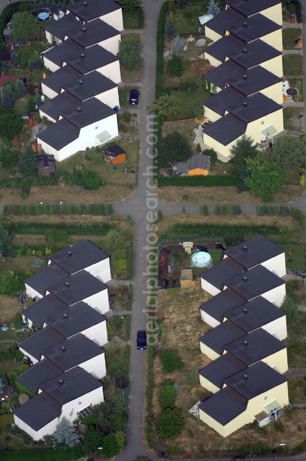 Aerial photograph Kochstedt - Blick auf eine Reihenhaussiedlung in Kochstedt / Sachsen - Anhalt. Die Siedlung wird durch die Wilhelm - Busch - Straße, der Winklerstraße, der Gebrüder - Grimm - Straße, sowie der Hirtenhausstraße eingegrenzt.