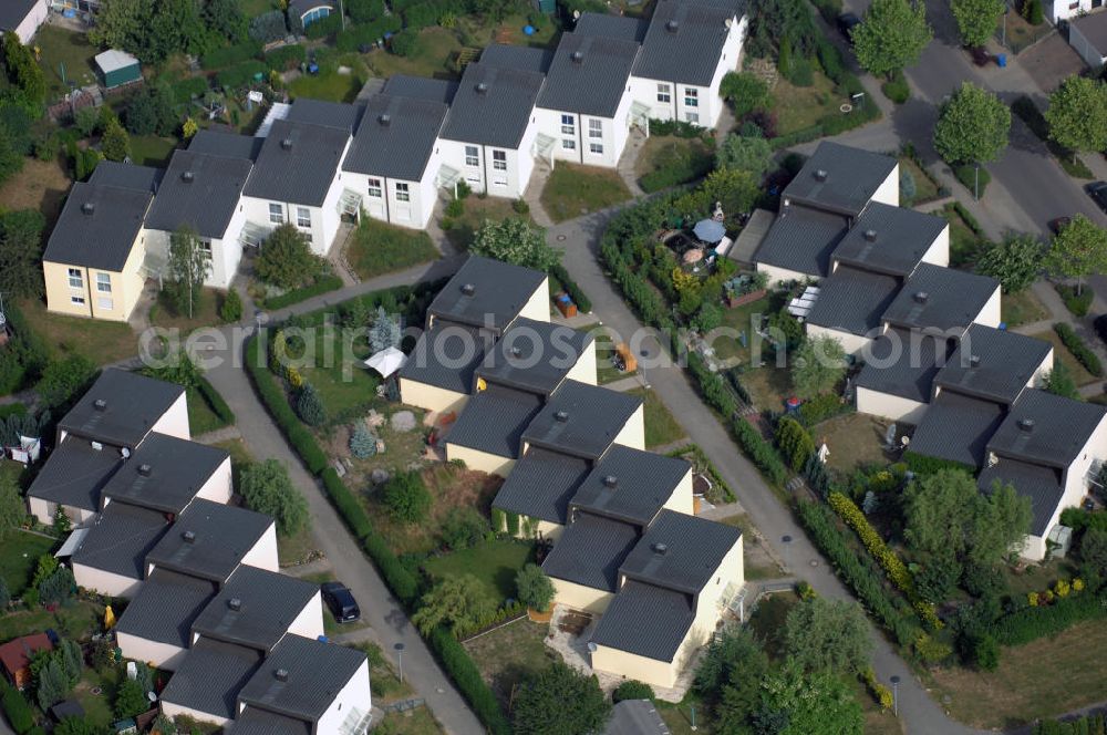 Kochstedt from above - Blick auf eine Reihenhaussiedlung in Kochstedt / Sachsen - Anhalt. Die Siedlung wird durch die Wilhelm - Busch - Straße, der Winklerstraße, der Gebrüder - Grimm - Straße, sowie der Hirtenhausstraße eingegrenzt.