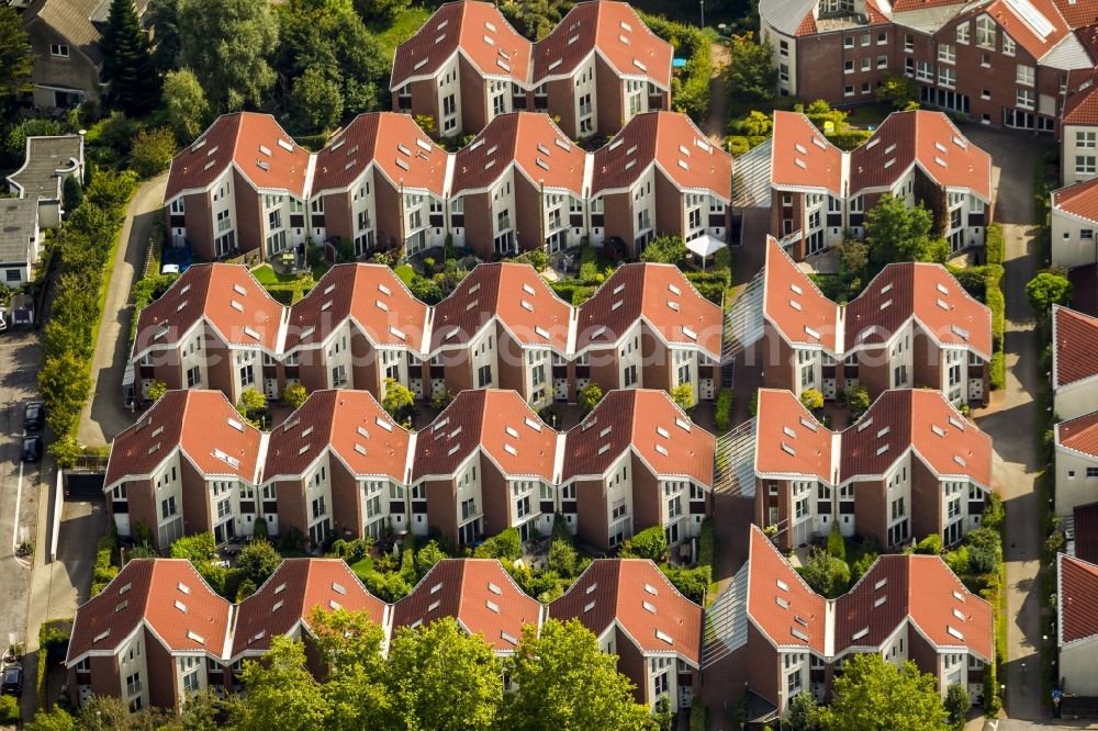 Mülheim an der Ruhr from the bird's eye view: An estate of terraced houses in Muelheim an der Ruhr in Westkapeller Ring in the state North Rhine-Westphalia