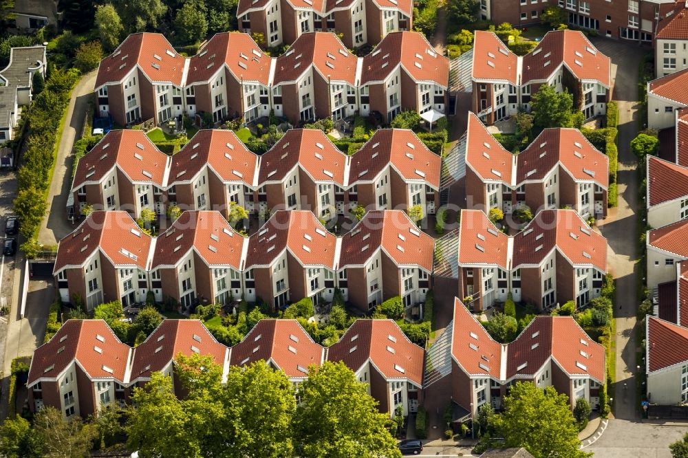 Aerial image Mülheim an der Ruhr - An estate of terraced houses in Muelheim an der Ruhr in Westkapeller Ring in the state North Rhine-Westphalia