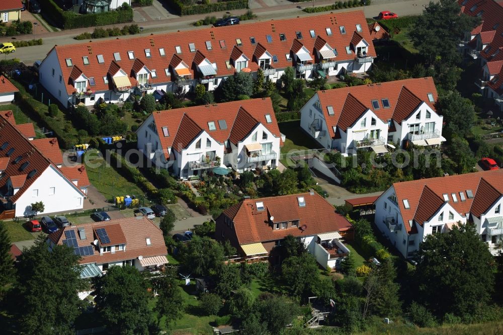 Aerial photograph Graal-Müritz - Row house settlement in the South of Graal-Mueritz in the state of Mecklenburg - Western Pomerania. The residential buildings of the settlement include small gardens and are located in the South of the spa town in the county district of Rostock