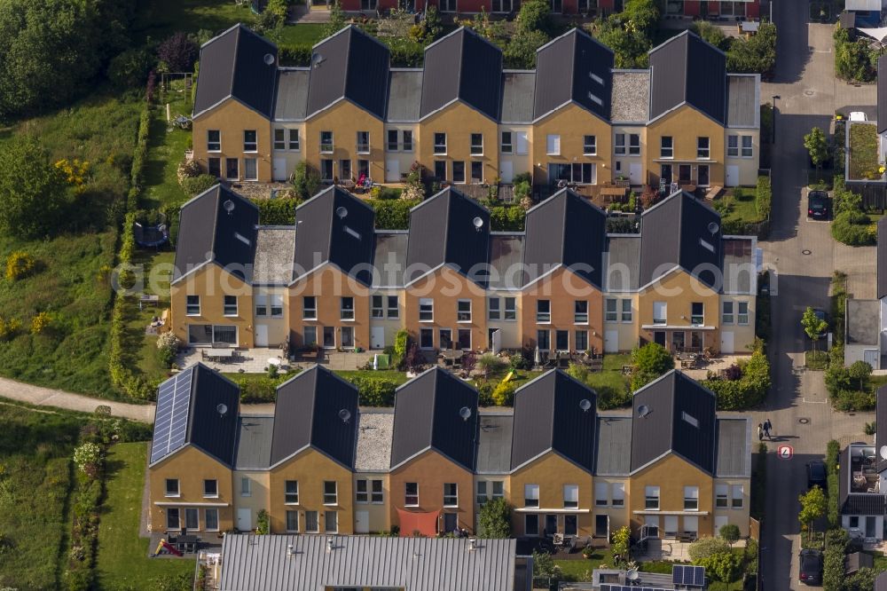 Dortmund from the bird's eye view: Townhouses and single-family homes in the settlement on Tremoniapark in Dortmund in North Rhine-Westphalia