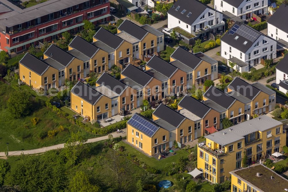 Dortmund from the bird's eye view: Townhouses and single-family homes in the settlement on Tremoniapark in Dortmund in North Rhine-Westphalia