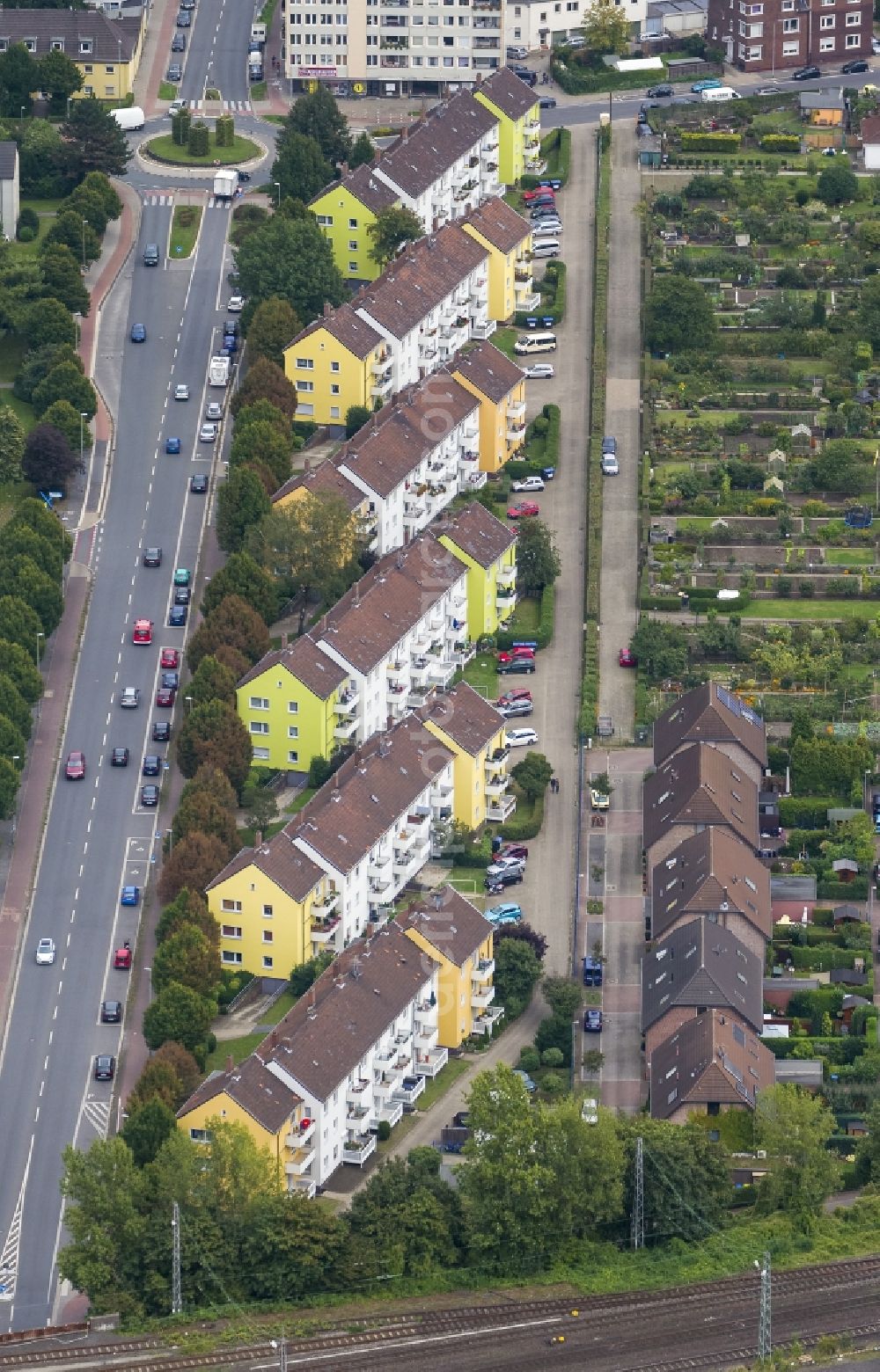 Moers from the bird's eye view: Locative detached in the streets Am Bahndamm and HombergerStrasse in Moers near the Lower Rhine in the Ruhr area in North Rhine-Westphalia