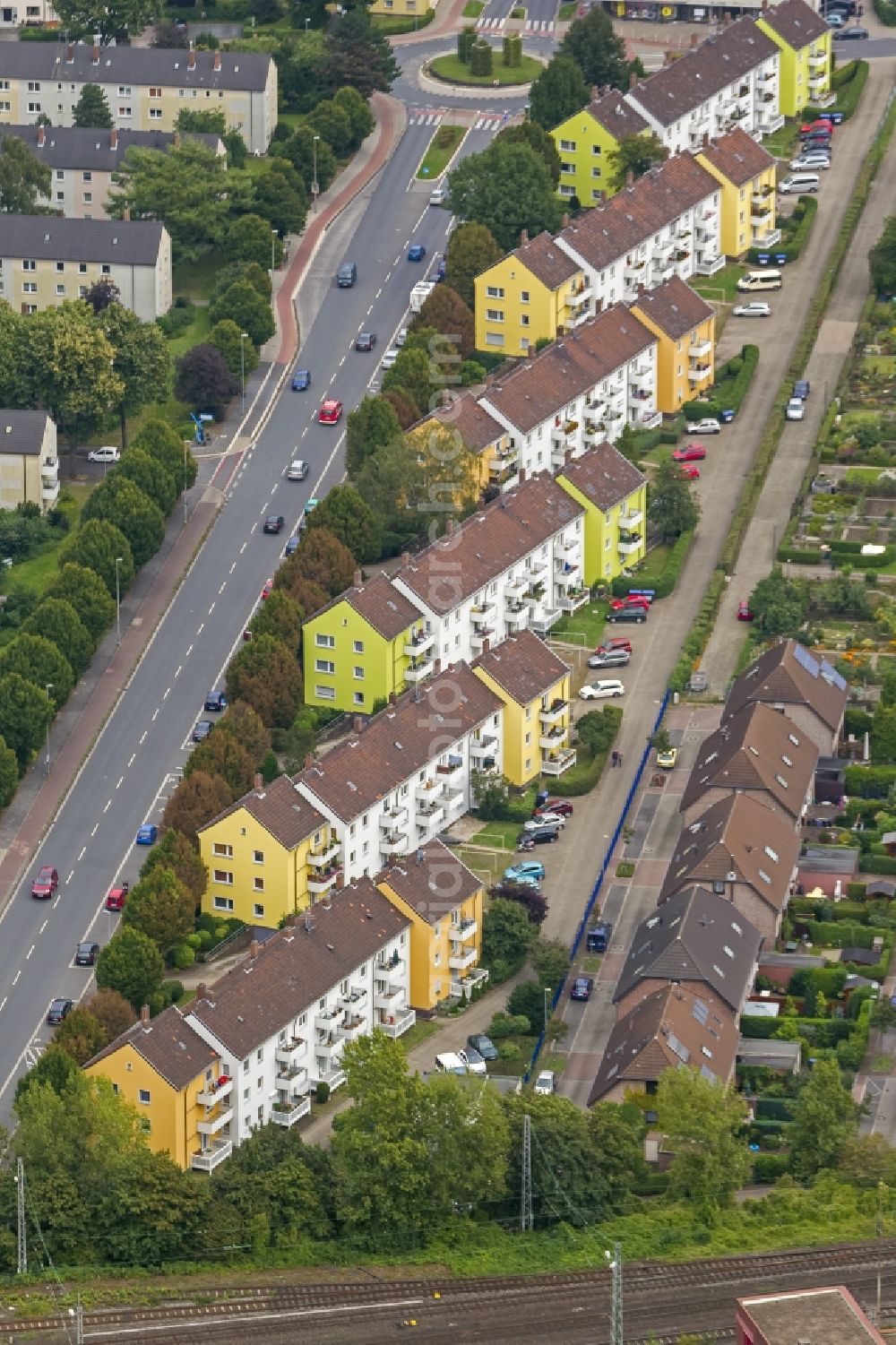 Aerial image Moers - Locative detached in the streets Am Bahndamm and HombergerStrasse in Moers near the Lower Rhine in the Ruhr area in North Rhine-Westphalia