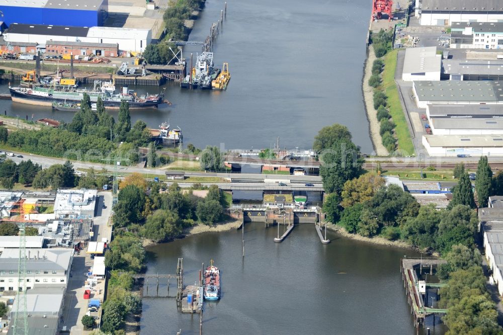 Aerial photograph Hamburg - Reiherstieg lock with road bridges and railway bridge in Hamburg-Heimfeld. A project of the Hamburg Port Authority HPA