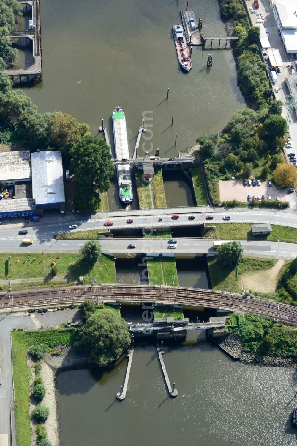 Aerial photograph Hamburg - Reiherstieg lock with road bridges and railway bridge in Hamburg-Heimfeld. A project of the Hamburg Port Authority HPA