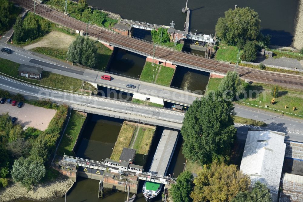 Aerial photograph Hamburg - Reiherstieg lock with road bridges and railway bridge in Hamburg-Heimfeld. A project of the Hamburg Port Authority HPA