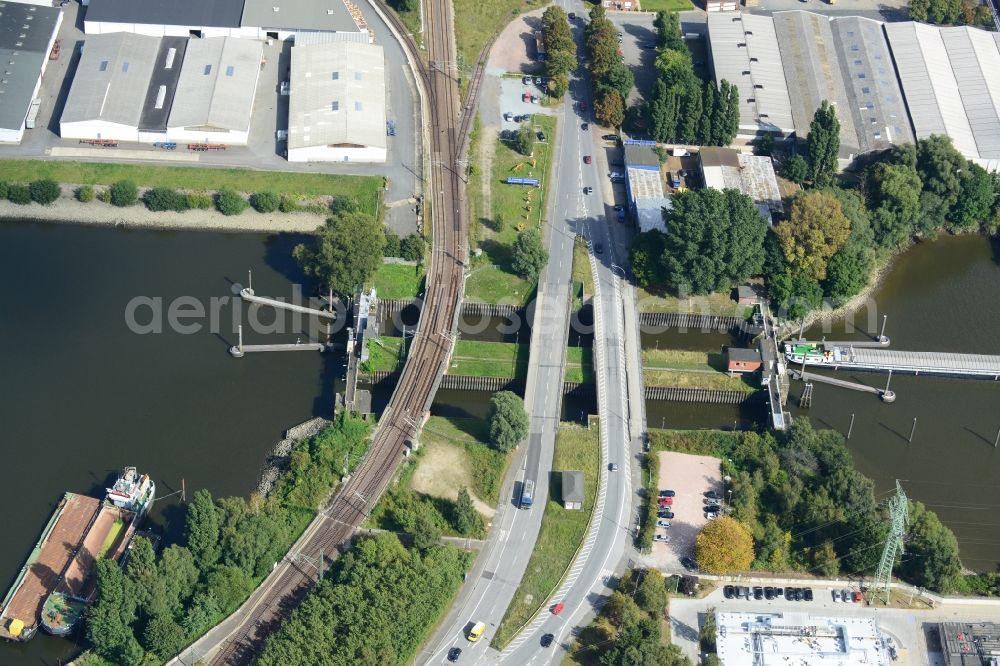 Hamburg from the bird's eye view: Reiherstieg lock with road bridges and railway bridge in Hamburg-Heimfeld. A project of the Hamburg Port Authority HPA