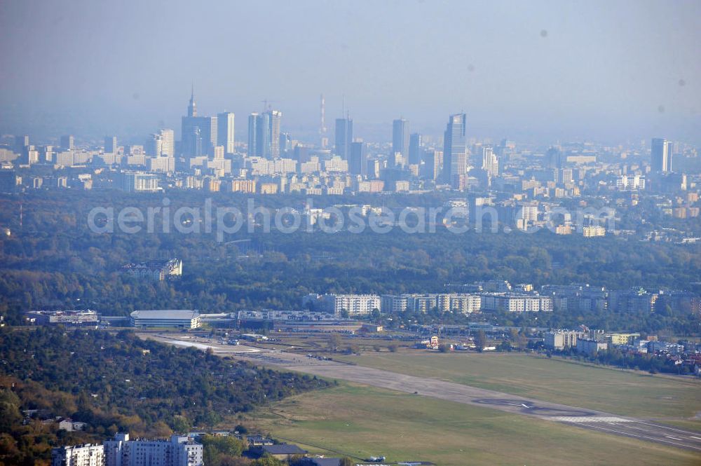 Aerial image Warschau - Blick auf das Gelände des Reise- und Geschäftsflughafen Warsaw - Babice (Bemowo) ICAO Code EPBC am nordwestlichen Stadtbereich der polnischen Metropole. Der hemals russisch genutzte Militärflughafen dient heute auch als Veranstaltungsort für Konzerte und Großveranstaltungen. The business travel and airport Warsaw - Babice (Bemowo) ICAO code EPBC on the northwestern city of the Polish capital. Hemal the Russian military used the airport now serves as a venue for concerts and large events.