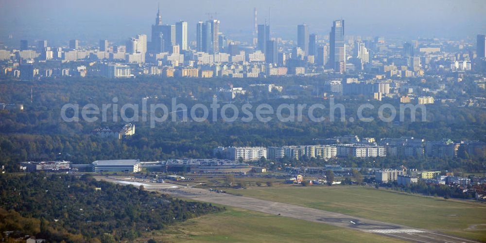 Aerial photograph Warschau - Blick auf das Gelände des Reise- und Geschäftsflughafen Warsaw - Babice (Bemowo) ICAO Code EPBC am nordwestlichen Stadtbereich der polnischen Metropole. Der hemals russisch genutzte Militärflughafen dient heute auch als Veranstaltungsort für Konzerte und Großveranstaltungen. The business travel and airport Warsaw - Babice (Bemowo) ICAO code EPBC on the northwestern city of the Polish capital. Hemal the Russian military used the airport now serves as a venue for concerts and large events.