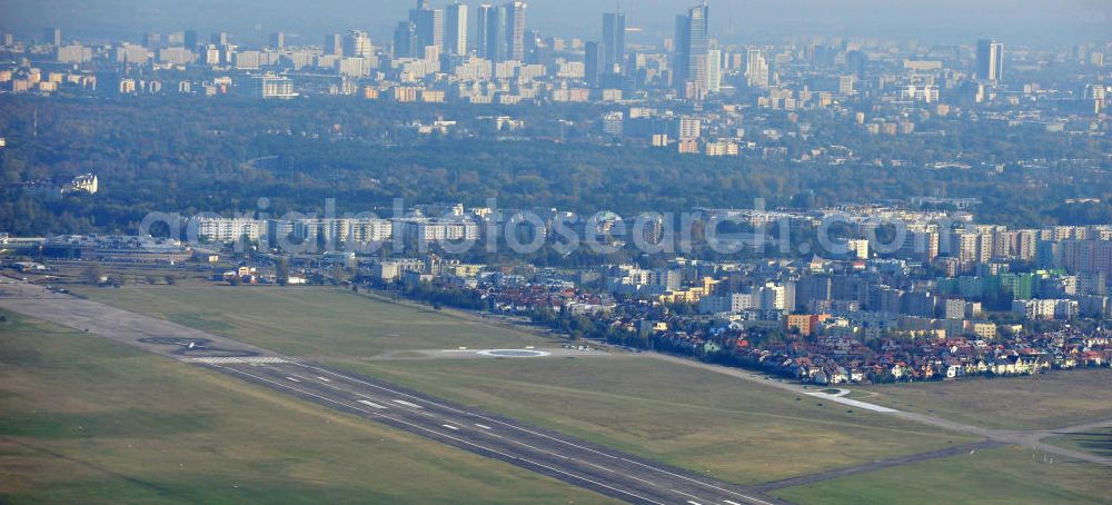 Warschau from above - Blick auf das Gelände des Reise- und Geschäftsflughafen Warsaw - Babice (Bemowo) ICAO Code EPBC am nordwestlichen Stadtbereich der polnischen Metropole. Der hemals russisch genutzte Militärflughafen dient heute auch als Veranstaltungsort für Konzerte und Großveranstaltungen. The business travel and airport Warsaw - Babice (Bemowo) ICAO code EPBC on the northwestern city of the Polish capital. Hemal the Russian military used the airport now serves as a venue for concerts and large events.