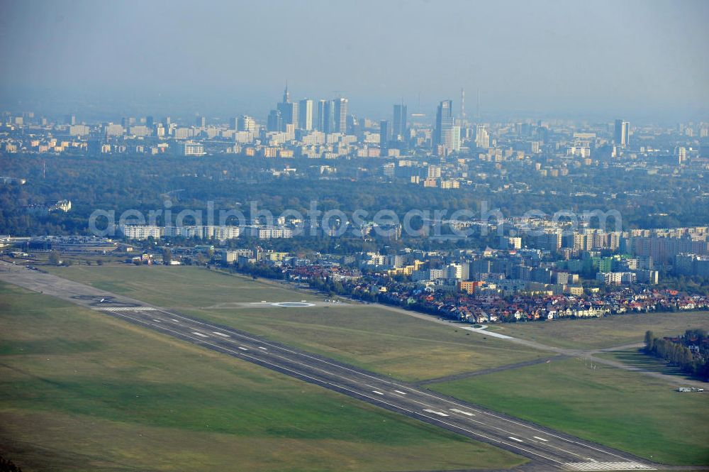 Warschau from the bird's eye view: Blick auf das Gelände des Reise- und Geschäftsflughafen Warsaw - Babice (Bemowo) ICAO Code EPBC am nordwestlichen Stadtbereich der polnischen Metropole. Der hemals russisch genutzte Militärflughafen dient heute auch als Veranstaltungsort für Konzerte und Großveranstaltungen. The business travel and airport Warsaw - Babice (Bemowo) ICAO code EPBC on the northwestern city of the Polish capital. Hemal the Russian military used the airport now serves as a venue for concerts and large events.