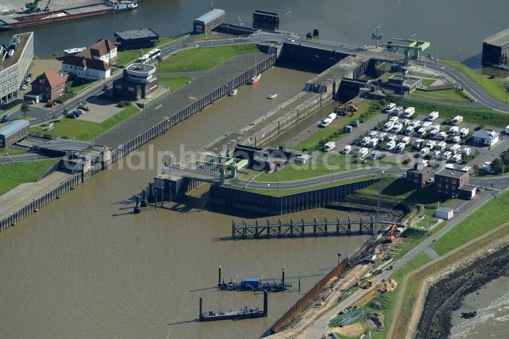 Aerial image Bremerhaven - Camping vehicle parking lot in Bremerhaven in the state of Bremen. The parking lot with camping sites and camper vans is located on the Neue Schleuse watergate in the Southwest of the center of Bremerhaven