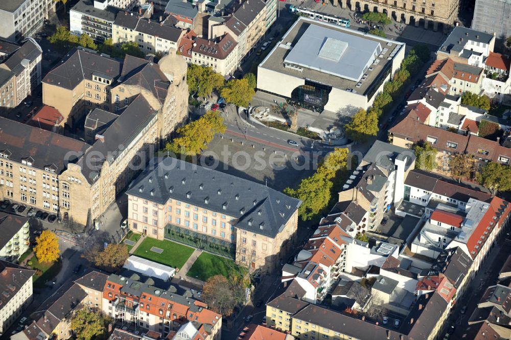 Aerial photograph Mannheim - Die historische Innenstadt ist in Häuserblöcken statt in Straßenzügen angelegt und trägt daher auch den Beinamen Quadratestadt. Blick über das Museum Zeughaus und Forum International Photographie im Quadrat C5 auf das Museum Weltkulturen im Quadrat D5 der Reiss-Engelhorn-Museen Mannheim. Mannheim is rather unusual among German cities in that the streets and avenues of Mannheim's central area are laid out in a grid pattern, just like most North American and Australian cities and towns are. Because of this, the city's nickname is die Quadratestadt - the German word for city of the squares. View over the Reiss-Engelhorn-Museen Mannheim.