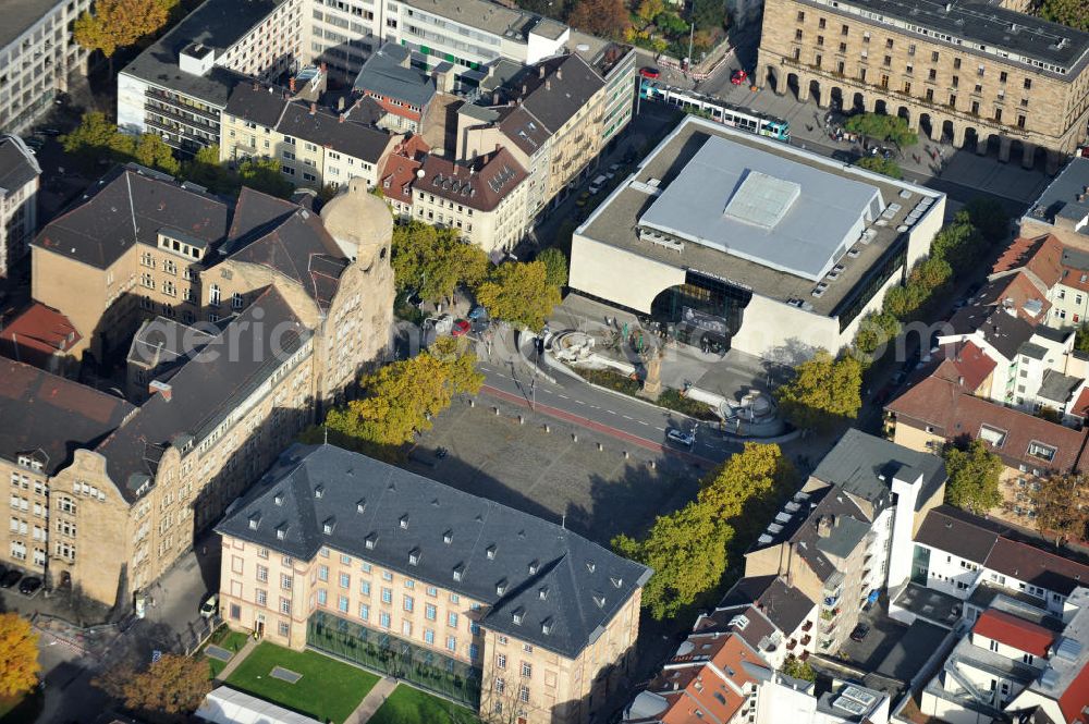 Mannheim from above - Die historische Innenstadt ist in Häuserblöcken statt in Straßenzügen angelegt und trägt daher auch den Beinamen Quadratestadt. Blick über das Museum Zeughaus und Forum International Photographie im Quadrat C5 auf das Museum Weltkulturen im Quadrat D5 der Reiss-Engelhorn-Museen Mannheim. Mannheim is rather unusual among German cities in that the streets and avenues of Mannheim's central area are laid out in a grid pattern, just like most North American and Australian cities and towns are. Because of this, the city's nickname is die Quadratestadt - the German word for city of the squares. View over the Reiss-Engelhorn-Museen Mannheim.