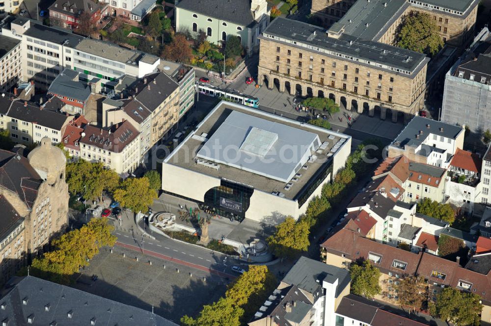 Mannheim from the bird's eye view: Die historische Innenstadt ist in Häuserblöcken statt in Straßenzügen angelegt und trägt daher auch den Beinamen Quadratestadt. Blick auf das Museum Weltkulturen im Quadrat D5 der Reiss-Engelhorn-Museen und das Rathaus Mannheim im Quadrat E5. Mannheim is rather unusual among German cities in that the streets and avenues of Mannheim's central area are laid out in a grid pattern, just like most North American and Australian cities and towns are. Because of this, the city's nickname is die Quadratestadt - the German word for city of the squares. View over the Reiss-Engelhorn-Museen Mannheim and the townhall Mannheim.