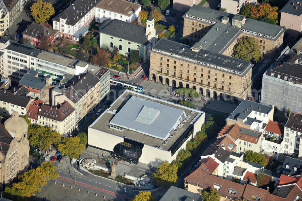 Aerial image Mannheim - Die historische Innenstadt ist in Häuserblöcken statt in Straßenzügen angelegt und trägt daher auch den Beinamen Quadratestadt. Blick auf das Museum Weltkulturen im Quadrat D5 der Reiss-Engelhorn-Museen und das Rathaus Mannheim im Quadrat E5. Mannheim is rather unusual among German cities in that the streets and avenues of Mannheim's central area are laid out in a grid pattern, just like most North American and Australian cities and towns are. Because of this, the city's nickname is die Quadratestadt - the German word for city of the squares. View over the Reiss-Engelhorn-Museen Mannheim and the townhall Mannheim.