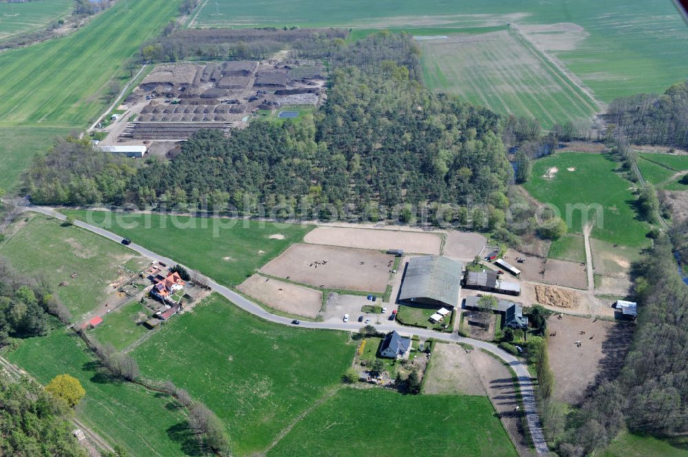 Mehrow from the bird's eye view: Blick auf das Gelände der Reitschule Am Walde in 16356 Mehrow. View of the grounds of the riding school in Mehrow.