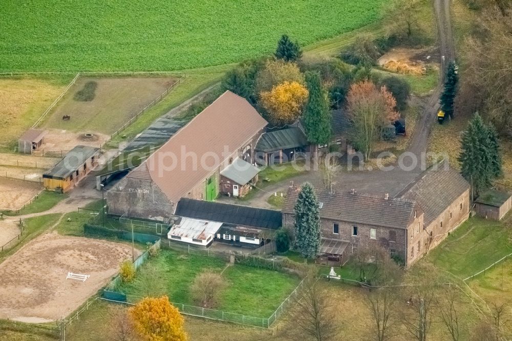 Aerial photograph Duisburg - Building of stables and animal board Gut Kesselsberg in the district Duisburg Sued in Duisburg in the state North Rhine-Westphalia