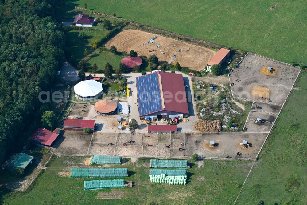 Aerial photograph Rüdersdorf - Building of stables Reitclub Gruene Linde e.V. on street Gruenelinde in Ruedersdorf in the state Brandenburg, Germany