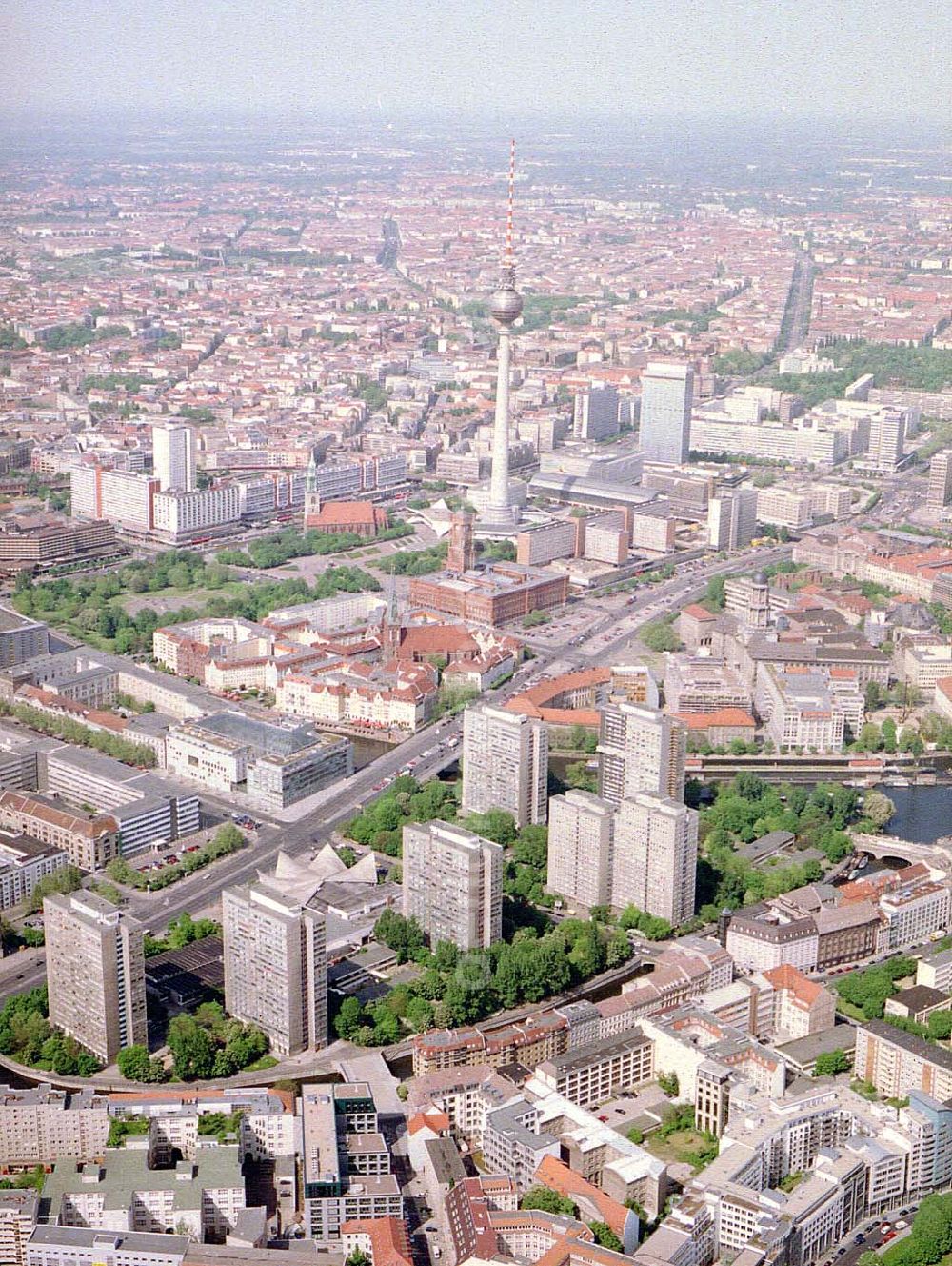 Berlin from above - Rekonstruierte Wohnbauten an der Fischerinsel in Berlin - Mitte.