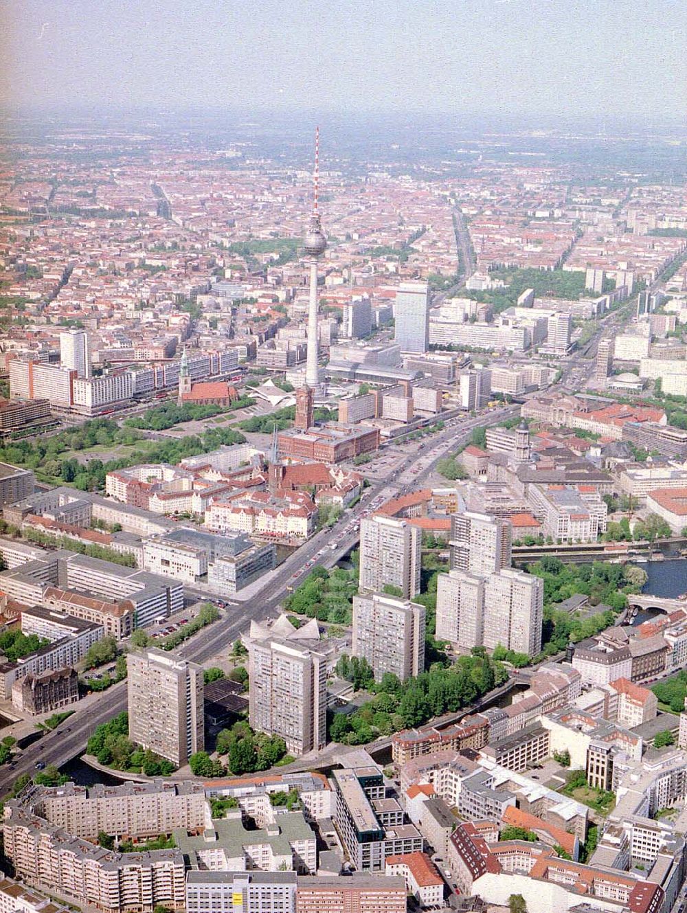 Berlin from the bird's eye view: Rekonstruierte Wohnbauten an der Fischerinsel in Berlin - Mitte.