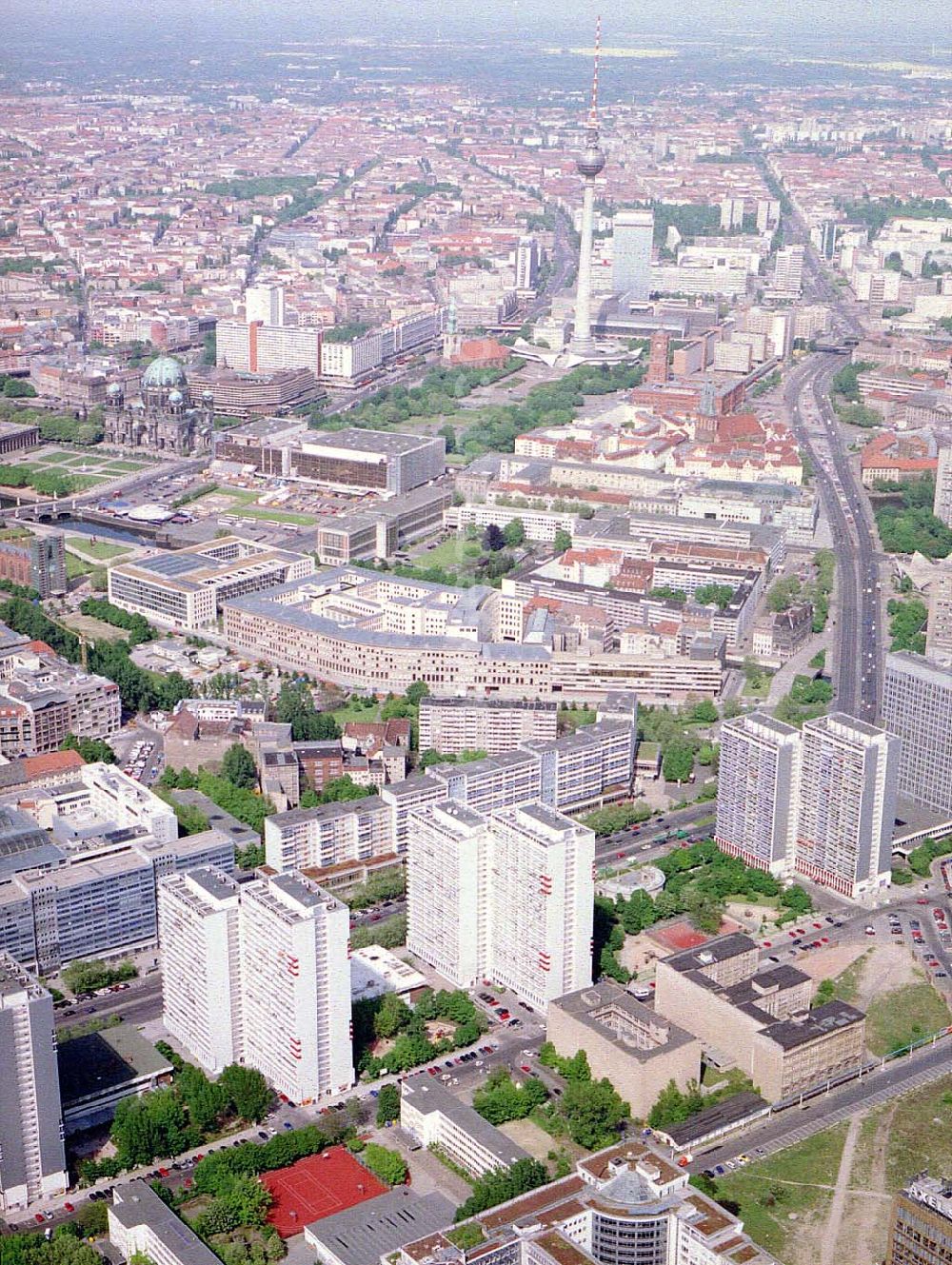 Aerial photograph Berlin - Rekonstruierte Wohnbauten an der Leipziger Straße in Berlin - Mitte.