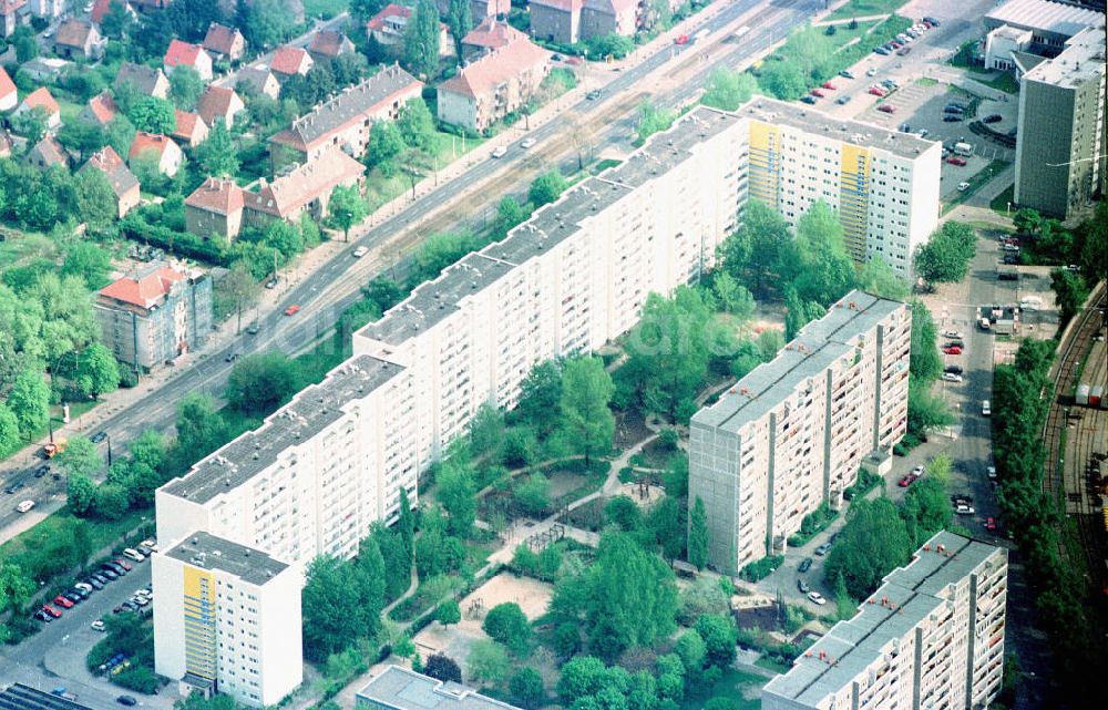 Berlin - Lichtenberg from the bird's eye view: Rekonstruierte Wohnblocks der Wohnungsbaugesellschaft Lichtenberg in der Straße am Tierpark.