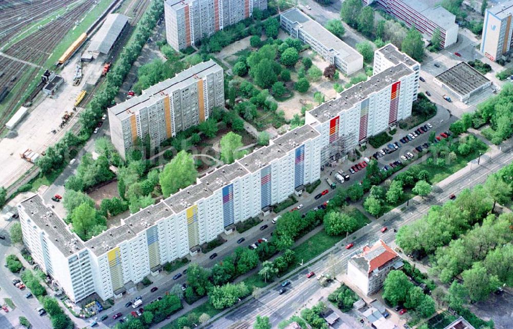 Aerial image Berlin - Lichtenberg - Rekonstruierte Wohnblocks der Wohnungsbaugesellschaft Lichtenberg in der Straße am Tierpark.