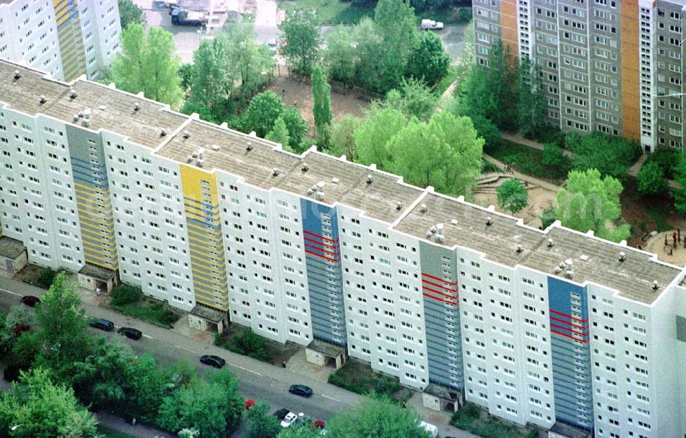 Aerial image Berlin - Lichtenberg - Rekonstruierte Wohnblocks der Wohnungsbaugesellschaft Lichtenberg in der Straße am Tierpark.