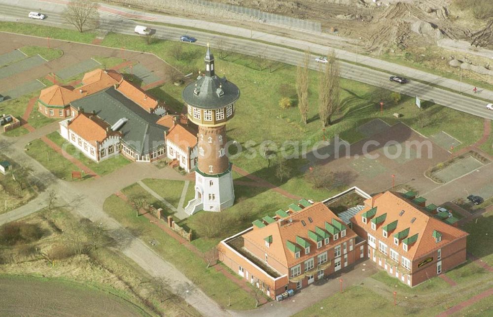 Schwedt / Oder from the bird's eye view: Rekonstruierter Wasserturm mit Hotelkomplex in Schwedt - Süd. 11.03.02