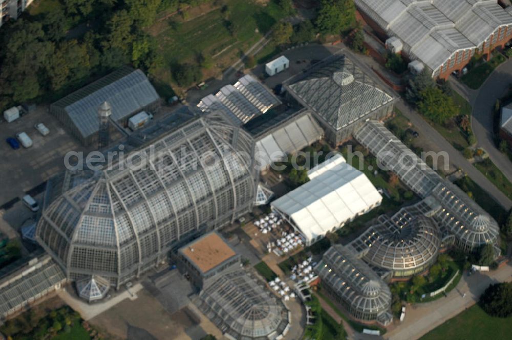 Aerial photograph Berlin - Blick auf das Große Gewächshaus des Botanischen Gartens, am Tage der Wiedereröffnung nach umfassender Sanierung und Rekonstruktion. Mit einem Volumen von 40 000 Kubikmetern und einer Grundfläche von 1750 Quadratmetern gilt das Haus noch immer als eines der größten freitragenden Gewächshäuser der Welt. Die Grundsanierung des Großen Tropenhauses wurde aus dem Umweltentlastungsprogramm (UEP) gefördert, das von der Europäischen Union über den Fonds für Regionale Entwicklung (EFRE) und vom Land Berlin (Senatsverwaltung für Gesundheit, Umwelt und Verbraucherschutz) kofinanziert wird. Weitere Mittel stammen aus der Hochschulbauförderung (HBFG) des Bundes und der Länder, von der Stiftung Deutsche Klassenlotterie Berlin sowie von der Freien Universität Berlin.