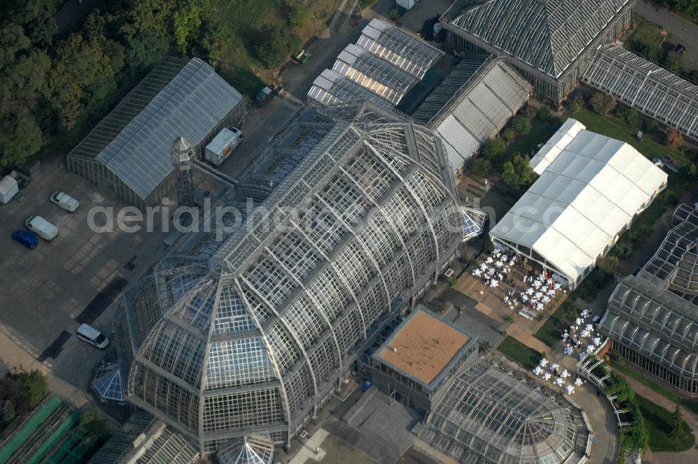 Berlin from above - Blick auf das Große Gewächshaus des Botanischen Gartens, am Tage der Wiedereröffnung nach umfassender Sanierung und Rekonstruktion. Mit einem Volumen von 40 000 Kubikmetern und einer Grundfläche von 1750 Quadratmetern gilt das Haus noch immer als eines der größten freitragenden Gewächshäuser der Welt. Die Grundsanierung des Großen Tropenhauses wurde aus dem Umweltentlastungsprogramm (UEP) gefördert, das von der Europäischen Union über den Fonds für Regionale Entwicklung (EFRE) und vom Land Berlin (Senatsverwaltung für Gesundheit, Umwelt und Verbraucherschutz) kofinanziert wird. Weitere Mittel stammen aus der Hochschulbauförderung (HBFG) des Bundes und der Länder, von der Stiftung Deutsche Klassenlotterie Berlin sowie von der Freien Universität Berlin.