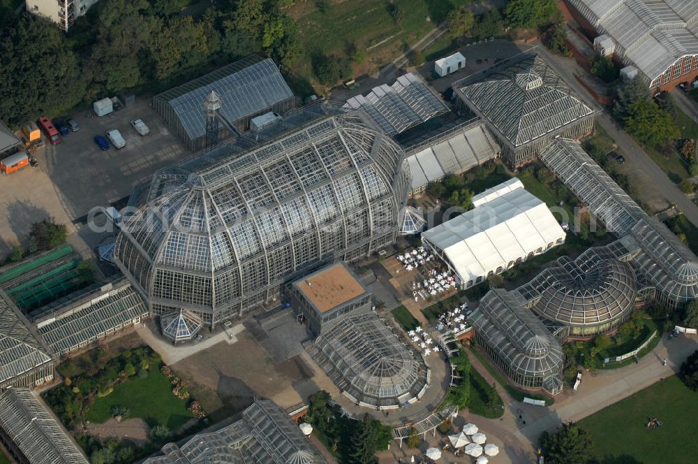 Berlin from the bird's eye view: Blick auf das Große Gewächshaus des Botanischen Gartens, am Tage der Wiedereröffnung nach umfassender Sanierung und Rekonstruktion. Mit einem Volumen von 40 000 Kubikmetern und einer Grundfläche von 1750 Quadratmetern gilt das Haus noch immer als eines der größten freitragenden Gewächshäuser der Welt. Die Grundsanierung des Großen Tropenhauses wurde aus dem Umweltentlastungsprogramm (UEP) gefördert, das von der Europäischen Union über den Fonds für Regionale Entwicklung (EFRE) und vom Land Berlin (Senatsverwaltung für Gesundheit, Umwelt und Verbraucherschutz) kofinanziert wird. Weitere Mittel stammen aus der Hochschulbauförderung (HBFG) des Bundes und der Länder, von der Stiftung Deutsche Klassenlotterie Berlin sowie von der Freien Universität Berlin.