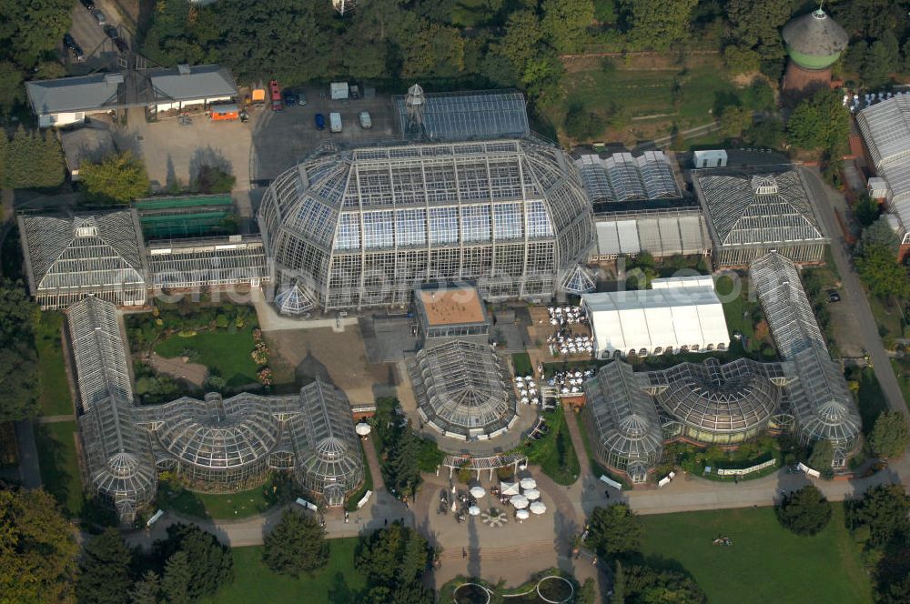 Aerial image Berlin - Blick auf das Große Gewächshaus des Botanischen Gartens, am Tage der Wiedereröffnung nach umfassender Sanierung und Rekonstruktion. Mit einem Volumen von 40 000 Kubikmetern und einer Grundfläche von 1750 Quadratmetern gilt das Haus noch immer als eines der größten freitragenden Gewächshäuser der Welt. Die Grundsanierung des Großen Tropenhauses wurde aus dem Umweltentlastungsprogramm (UEP) gefördert, das von der Europäischen Union über den Fonds für Regionale Entwicklung (EFRE) und vom Land Berlin (Senatsverwaltung für Gesundheit, Umwelt und Verbraucherschutz) kofinanziert wird. Weitere Mittel stammen aus der Hochschulbauförderung (HBFG) des Bundes und der Länder, von der Stiftung Deutsche Klassenlotterie Berlin sowie von der Freien Universität Berlin.