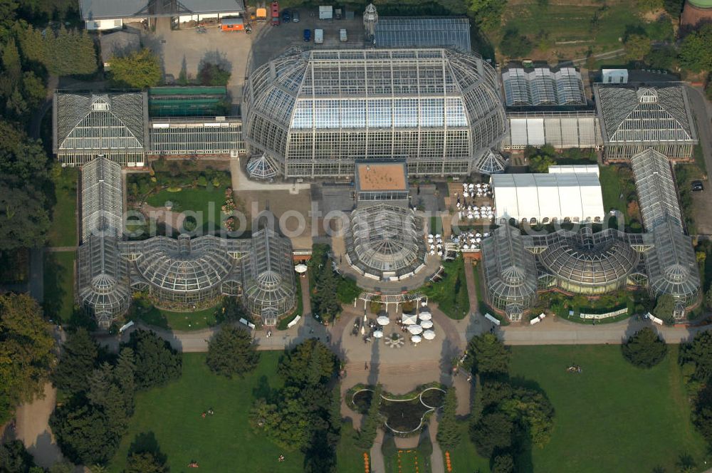 Aerial photograph Berlin - Blick auf das Große Gewächshaus des Botanischen Gartens, am Tage der Wiedereröffnung nach umfassender Sanierung und Rekonstruktion. Mit einem Volumen von 40 000 Kubikmetern und einer Grundfläche von 1750 Quadratmetern gilt das Haus noch immer als eines der größten freitragenden Gewächshäuser der Welt. Die Grundsanierung des Großen Tropenhauses wurde aus dem Umweltentlastungsprogramm (UEP) gefördert, das von der Europäischen Union über den Fonds für Regionale Entwicklung (EFRE) und vom Land Berlin (Senatsverwaltung für Gesundheit, Umwelt und Verbraucherschutz) kofinanziert wird. Weitere Mittel stammen aus der Hochschulbauförderung (HBFG) des Bundes und der Länder, von der Stiftung Deutsche Klassenlotterie Berlin sowie von der Freien Universität Berlin.