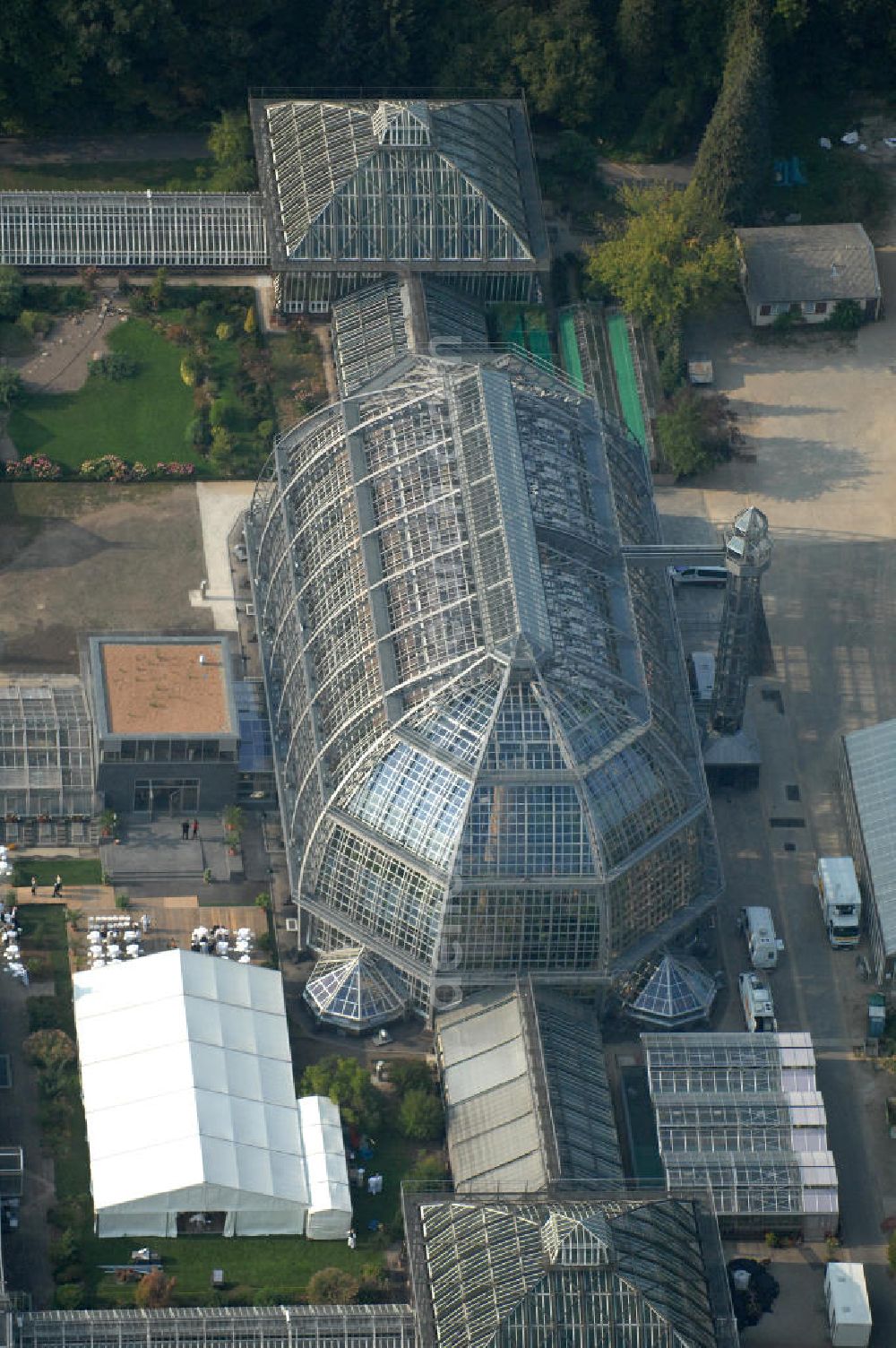 Berlin from the bird's eye view: Blick auf das Große Gewächshaus des Botanischen Gartens, am Tage der Wiedereröffnung nach umfassender Sanierung und Rekonstruktion. Mit einem Volumen von 40 000 Kubikmetern und einer Grundfläche von 1750 Quadratmetern gilt das Haus noch immer als eines der größten freitragenden Gewächshäuser der Welt. Die Grundsanierung des Großen Tropenhauses wurde aus dem Umweltentlastungsprogramm (UEP) gefördert, das von der Europäischen Union über den Fonds für Regionale Entwicklung (EFRE) und vom Land Berlin (Senatsverwaltung für Gesundheit, Umwelt und Verbraucherschutz) kofinanziert wird. Weitere Mittel stammen aus der Hochschulbauförderung (HBFG) des Bundes und der Länder, von der Stiftung Deutsche Klassenlotterie Berlin sowie von der Freien Universität Berlin.