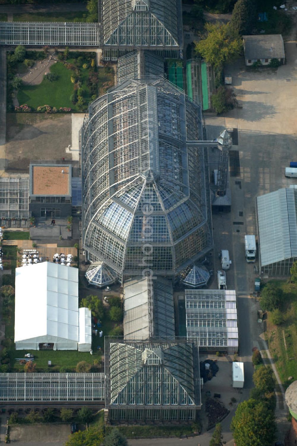 Aerial photograph Berlin - Blick auf das Große Gewächshaus des Botanischen Gartens, am Tage der Wiedereröffnung nach umfassender Sanierung und Rekonstruktion. Mit einem Volumen von 40 000 Kubikmetern und einer Grundfläche von 1750 Quadratmetern gilt das Haus noch immer als eines der größten freitragenden Gewächshäuser der Welt. Die Grundsanierung des Großen Tropenhauses wurde aus dem Umweltentlastungsprogramm (UEP) gefördert, das von der Europäischen Union über den Fonds für Regionale Entwicklung (EFRE) und vom Land Berlin (Senatsverwaltung für Gesundheit, Umwelt und Verbraucherschutz) kofinanziert wird. Weitere Mittel stammen aus der Hochschulbauförderung (HBFG) des Bundes und der Länder, von der Stiftung Deutsche Klassenlotterie Berlin sowie von der Freien Universität Berlin.