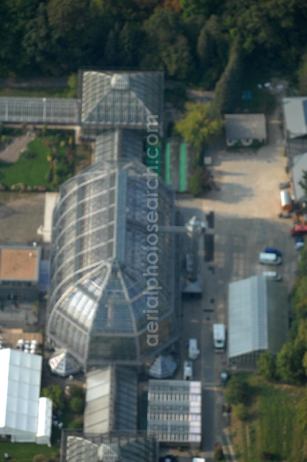 Berlin from above - Blick auf das Große Gewächshaus des Botanischen Gartens, am Tage der Wiedereröffnung nach umfassender Sanierung und Rekonstruktion. Mit einem Volumen von 40 000 Kubikmetern und einer Grundfläche von 1750 Quadratmetern gilt das Haus noch immer als eines der größten freitragenden Gewächshäuser der Welt. Die Grundsanierung des Großen Tropenhauses wurde aus dem Umweltentlastungsprogramm (UEP) gefördert, das von der Europäischen Union über den Fonds für Regionale Entwicklung (EFRE) und vom Land Berlin (Senatsverwaltung für Gesundheit, Umwelt und Verbraucherschutz) kofinanziert wird. Weitere Mittel stammen aus der Hochschulbauförderung (HBFG) des Bundes und der Länder, von der Stiftung Deutsche Klassenlotterie Berlin sowie von der Freien Universität Berlin.