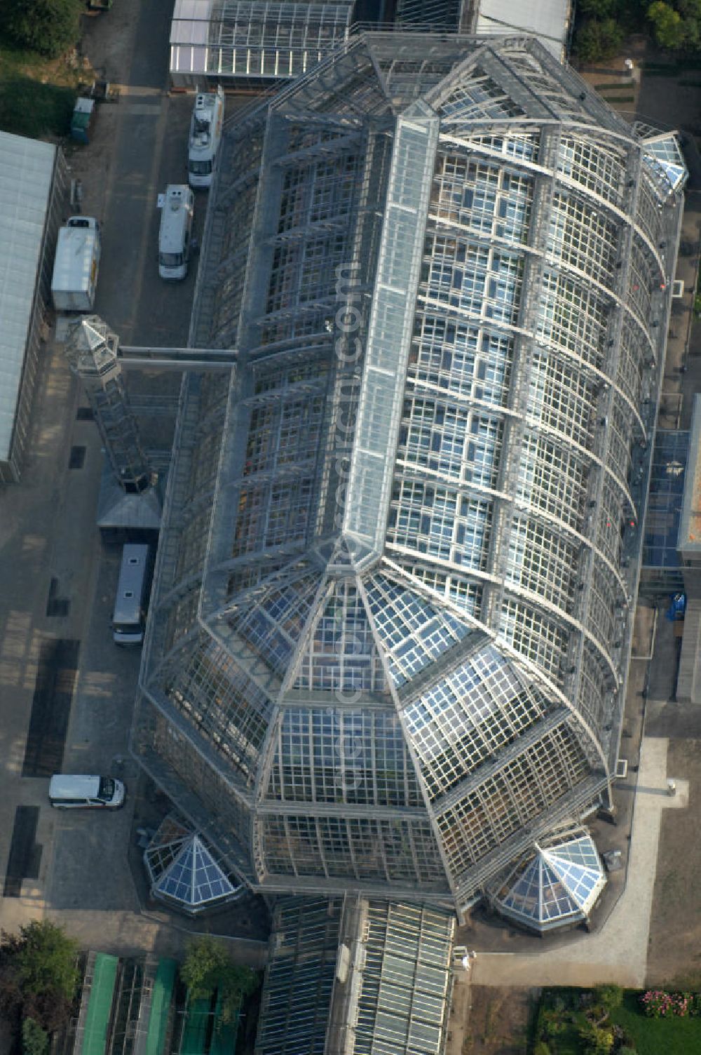 Berlin from the bird's eye view: Blick auf das Große Gewächshaus des Botanischen Gartens, am Tage der Wiedereröffnung nach umfassender Sanierung und Rekonstruktion. Mit einem Volumen von 40 000 Kubikmetern und einer Grundfläche von 1750 Quadratmetern gilt das Haus noch immer als eines der größten freitragenden Gewächshäuser der Welt. Die Grundsanierung des Großen Tropenhauses wurde aus dem Umweltentlastungsprogramm (UEP) gefördert, das von der Europäischen Union über den Fonds für Regionale Entwicklung (EFRE) und vom Land Berlin (Senatsverwaltung für Gesundheit, Umwelt und Verbraucherschutz) kofinanziert wird. Weitere Mittel stammen aus der Hochschulbauförderung (HBFG) des Bundes und der Länder, von der Stiftung Deutsche Klassenlotterie Berlin sowie von der Freien Universität Berlin.