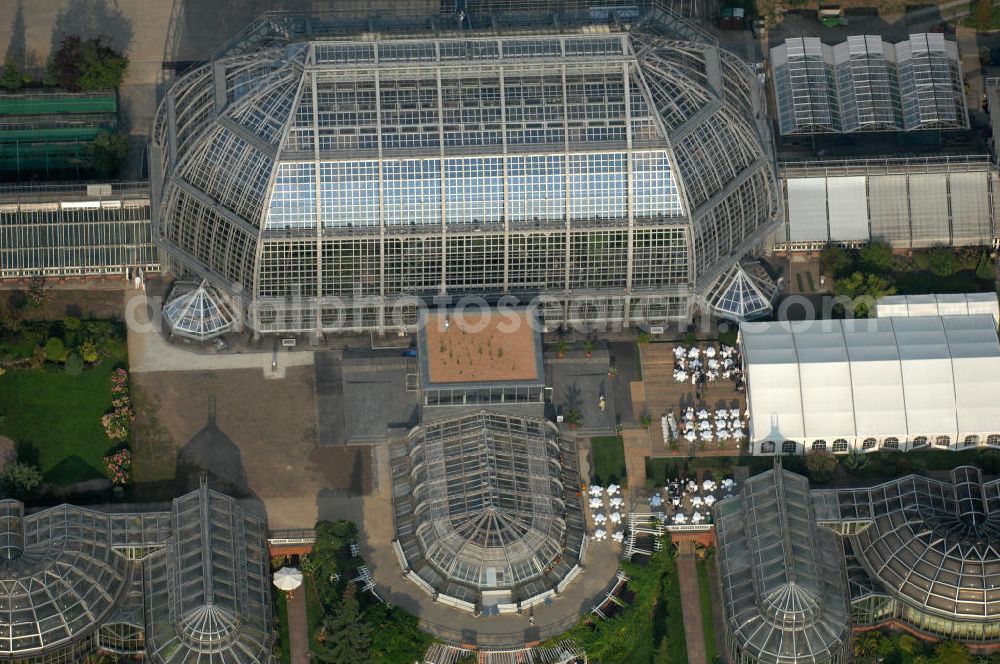 Aerial photograph Berlin - Blick auf das Große Gewächshaus des Botanischen Gartens, am Tage der Wiedereröffnung nach umfassender Sanierung und Rekonstruktion. Mit einem Volumen von 40 000 Kubikmetern und einer Grundfläche von 1750 Quadratmetern gilt das Haus noch immer als eines der größten freitragenden Gewächshäuser der Welt. Die Grundsanierung des Großen Tropenhauses wurde aus dem Umweltentlastungsprogramm (UEP) gefördert, das von der Europäischen Union über den Fonds für Regionale Entwicklung (EFRE) und vom Land Berlin (Senatsverwaltung für Gesundheit, Umwelt und Verbraucherschutz) kofinanziert wird. Weitere Mittel stammen aus der Hochschulbauförderung (HBFG) des Bundes und der Länder, von der Stiftung Deutsche Klassenlotterie Berlin sowie von der Freien Universität Berlin.